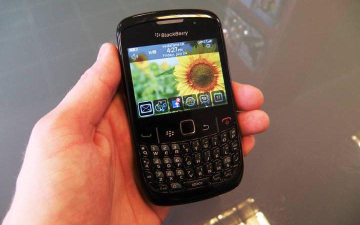 mua điện thoại BlackBerry Curve 8520